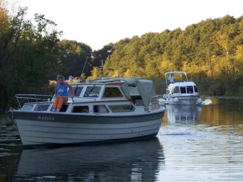 Motorboot Saga 27 und Hausboot Voyager 780 nach einer Probefahrt unterwegs Richtung Hafen in Mirow.