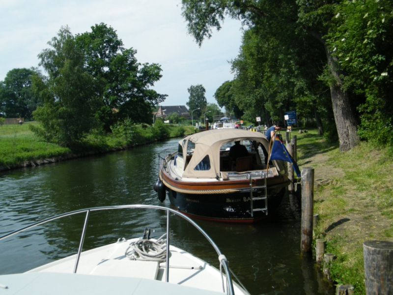 Warten vor der Schleuse